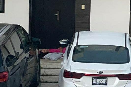 VIRAL: Turista de AirBnB duerme en la banqueta por cortes de CFE en Playa del Carmen