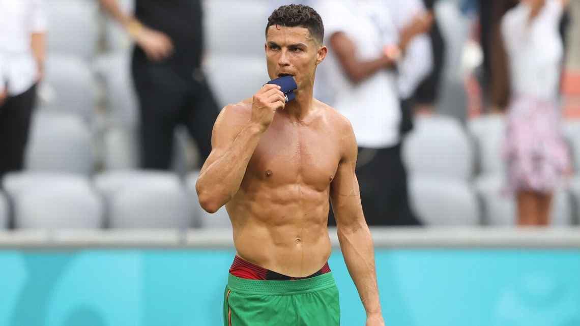 Cristiano Ronaldo causa revuelo en redes gracias a su físico, producto de 'sólo tomar agua'