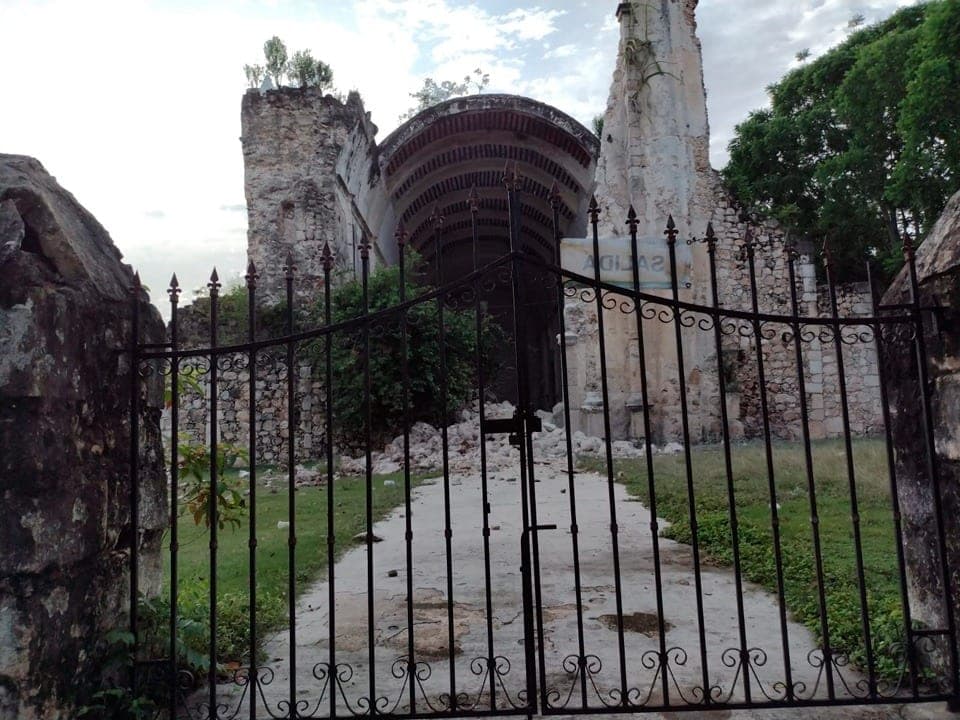 Colapsa finalmente fachada de histórica iglesia en Tihosuco