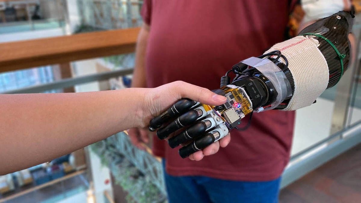 Crean mano robótica que responde a las órdenes del cerebro