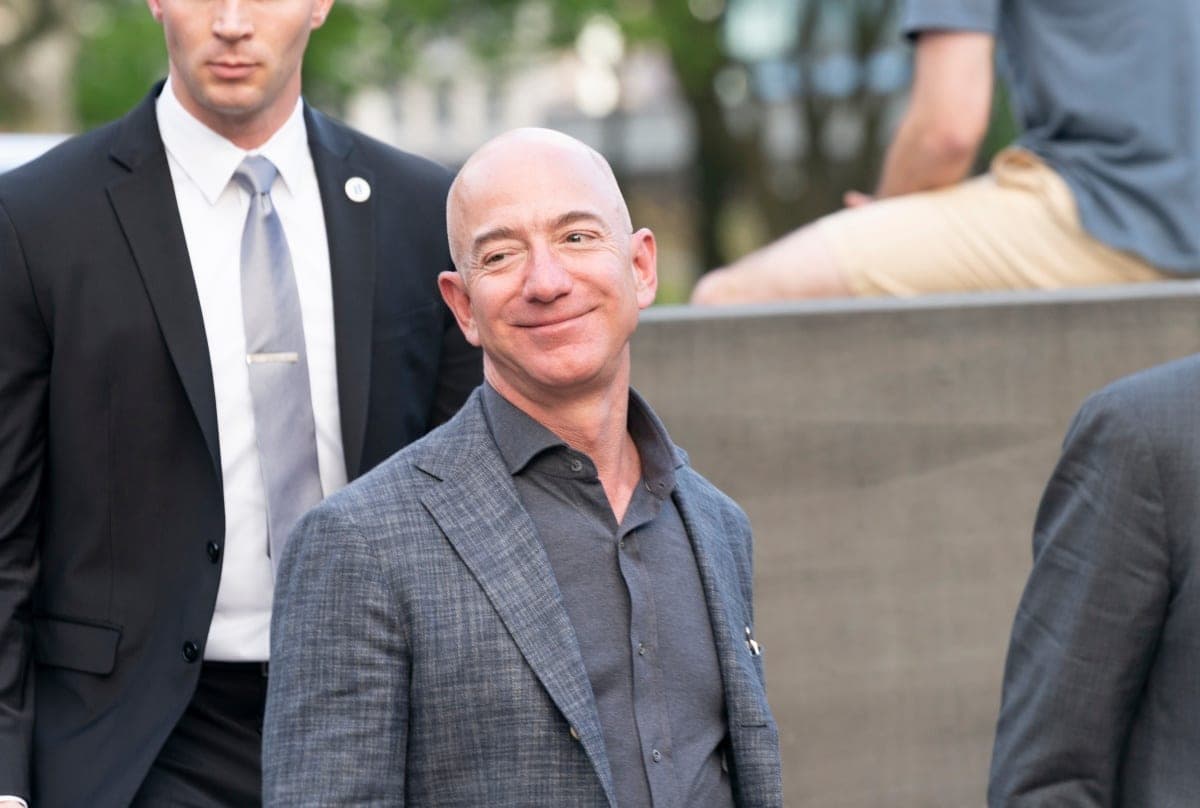 Miles de personas firman una petición para que Jeff Bezos no regrese a la Tierra
