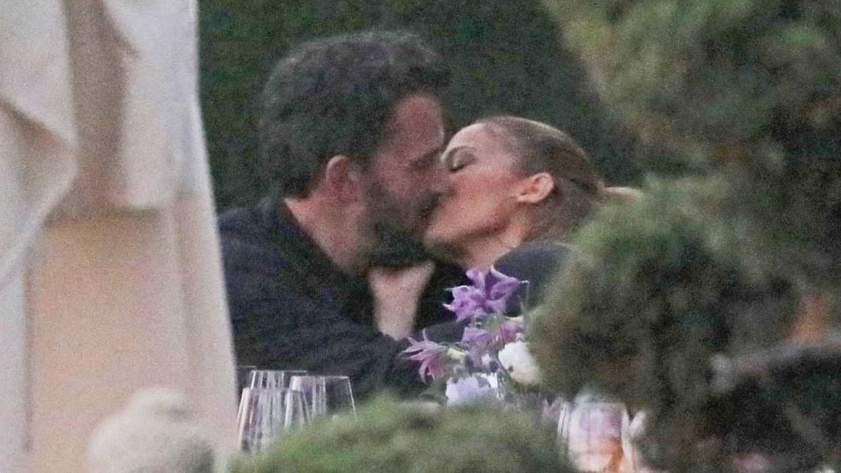VIDEO: El beso que confirma el romance de Jennifer López y Ben Affleck