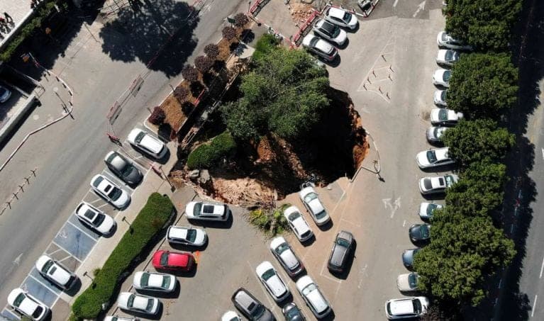 VIDEO: Impresionante socavón ahora devora varios autos en hospital de Jerusalén