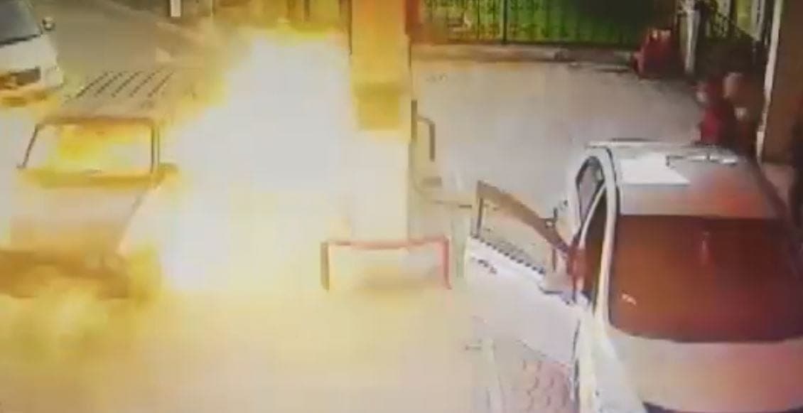 VIDEO: Vehículo explota en una estación de servicio con el conductor dentro