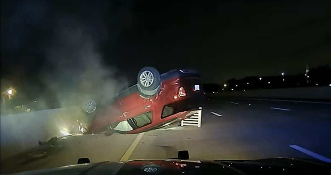 Video: Policía vuelca vehículo que conducía una mujer embarazada