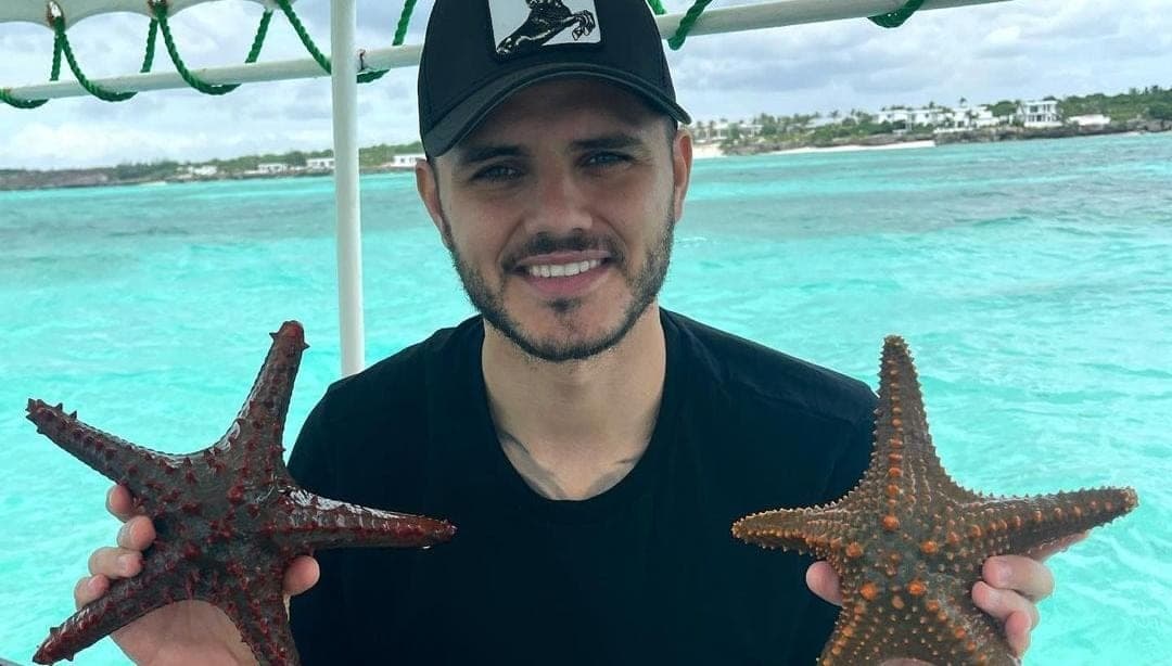 Critican al futbolista Mauro Icardi por sacar estrellas de mar para una foto