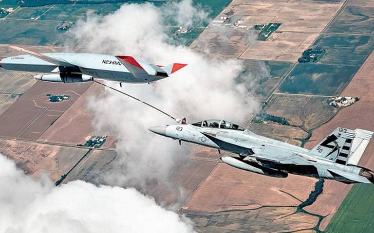 Dron reabastece de combustible un avión militar de EE.UU en pleno vuelo