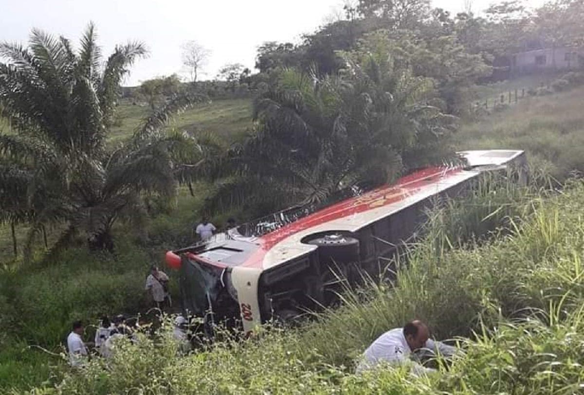 Vuelca camión de pasajeros en tramo carretero Catazajá-Villahermosa; hay varios heridos