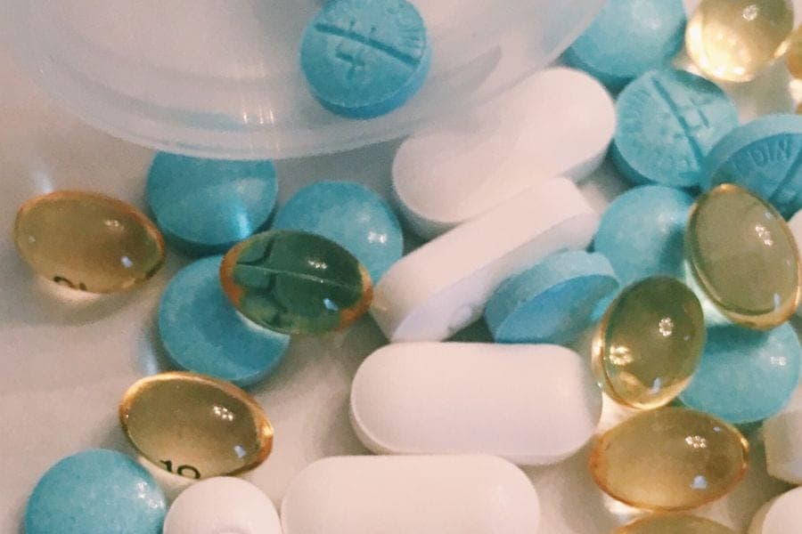 Expulsan a adulto mayor de un geriátrico, pintaba pastillas de azul y las vendía como viagra