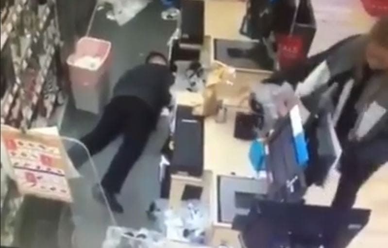 VIDEO: Empleado de tienda finge desmayo para que le den el día libre, estaba ebrio