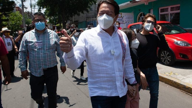 VIDEO: Mario Delgado reprende a su hijo por hacer proselitismo en favor de MORENA