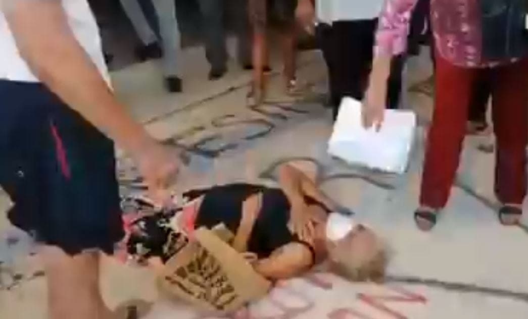VIDEO: Mujer finge desmayo para que la dejen votar por Morena en Cancún