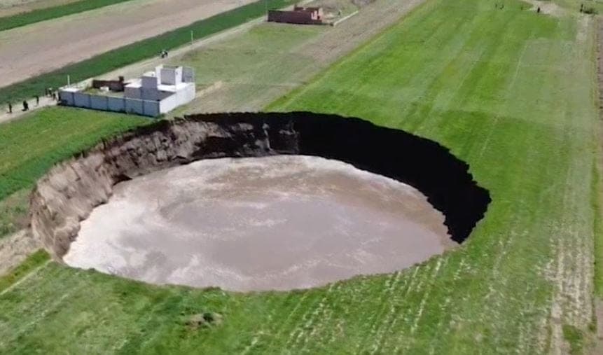 ¡Sigue expandiéndose! Socavón en Puebla ya mide 97 metros de diámetro