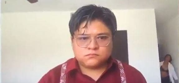 VIDEO: Aparece mujer en ropa interior mientras Gibrán Ramírez participaba en programa de TV