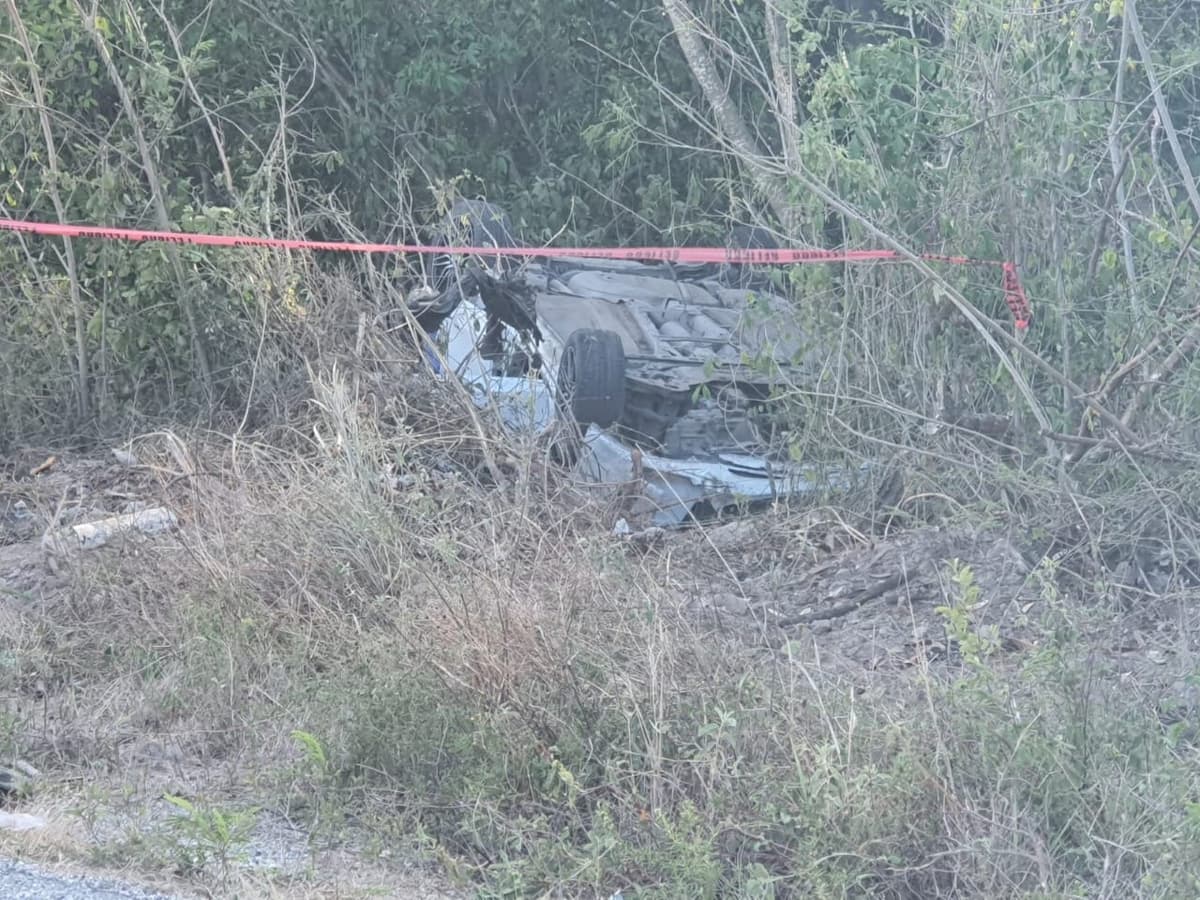 Volcadura en carretera Cancún-Puerto Morelos deja a una mujer muerta y dos heridas