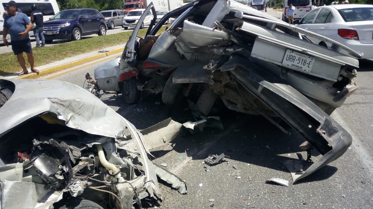 Choque entre dos vehículos afecta circulación en bulevar Colosio de Cancún