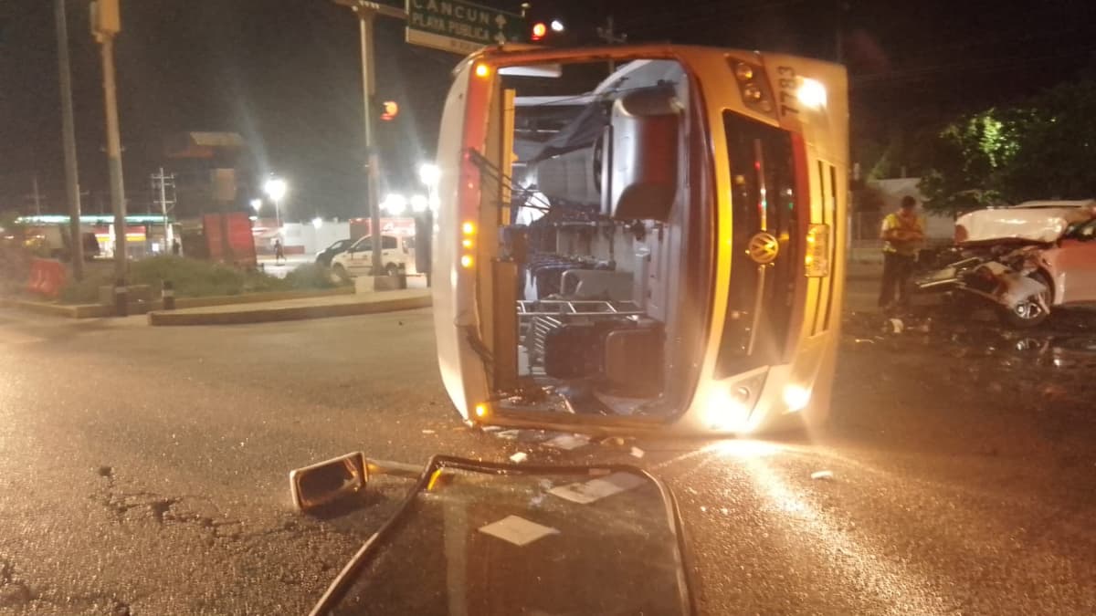 FOTOS: Conductor vuelca autobús y se da a la fuga en Playa del Carmen