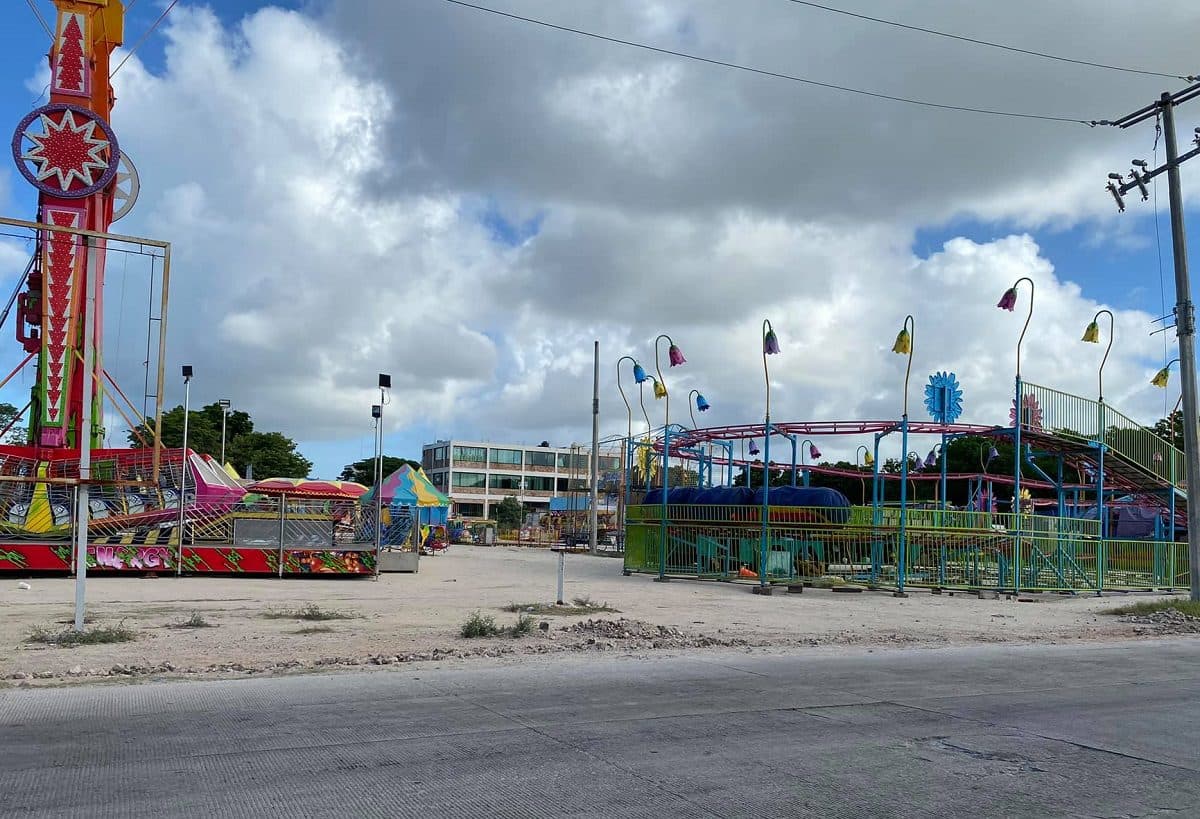 Con todo y riesgoso semáforo naranja, instalan feria en Playa del Carmen