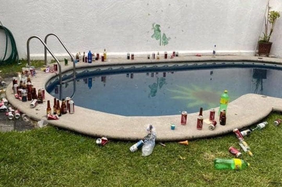 Jóvenes rentan una casa con alberca en Morelos y la destrozan