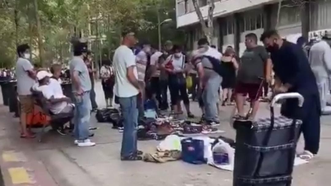 Video: Critican tianguis en Barcelona; dicen que parece África, llena de pobres