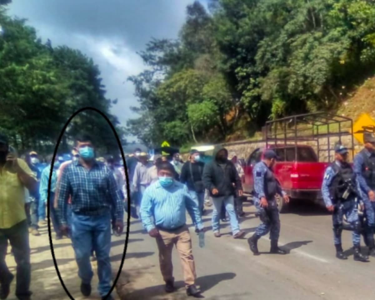 Pobladores confrontan y se llevan caminando a presidente municipal por 'no cumplir sus promesas'