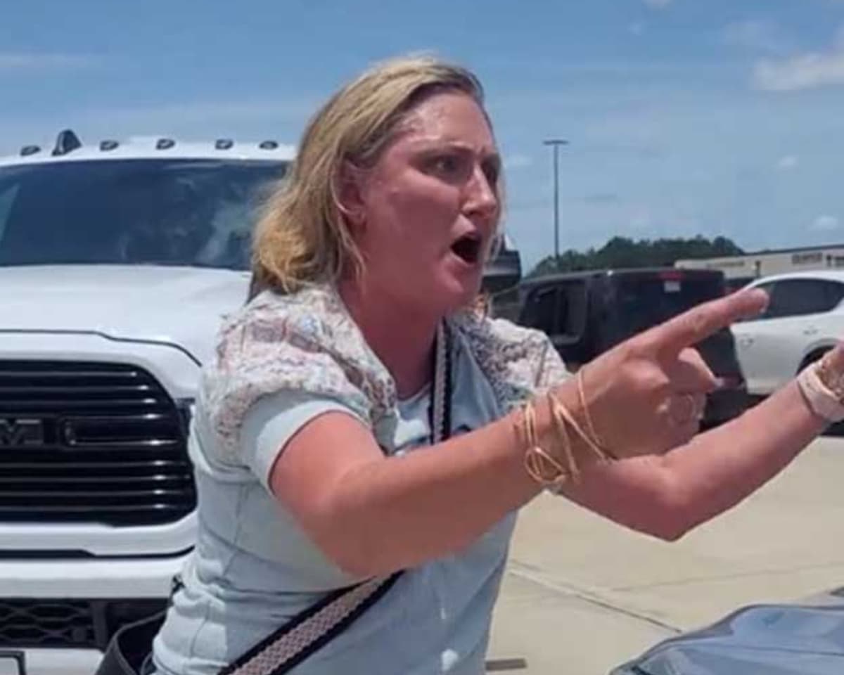 'Váyanse a su país moreno', mujer racista insulta a pareja de latinos en Texas