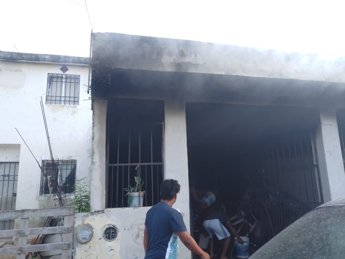 Policías rescatan a un hombre y su perro de un incendio en vivienda de Cancún