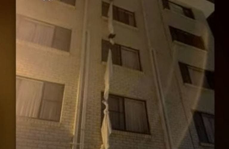 VIDEO: Hombre se escapa de su cuarentena en el hotel usando cuerda de sábanas