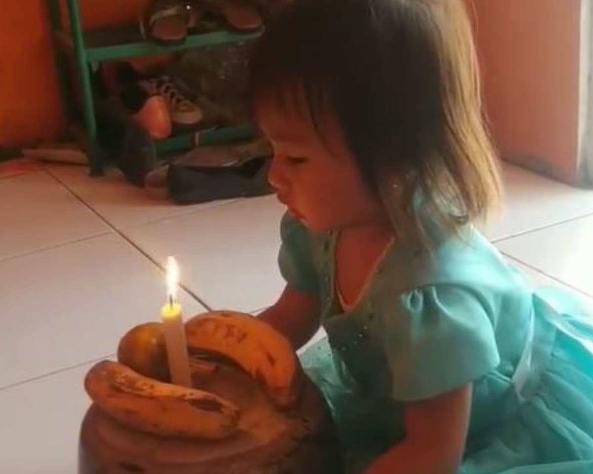 VIDEO: Padres celebran cumpleaños de su hija con 'pastel de plátanos' al no tener trabajo