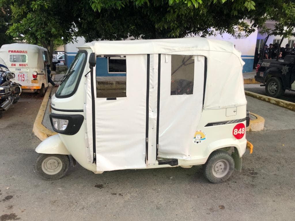 Detienen a dos en InHouse por correr a machetazos a un hombre de su casa