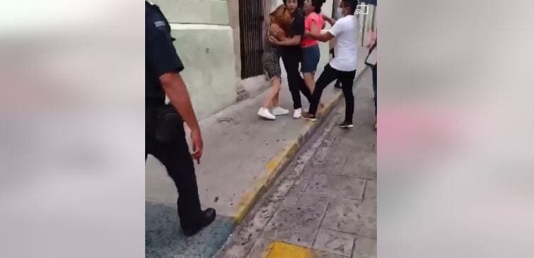 VIDEO: Descubre que su pareja la engañaba con otra mujer en Mérida y arma escandalosa pelea
