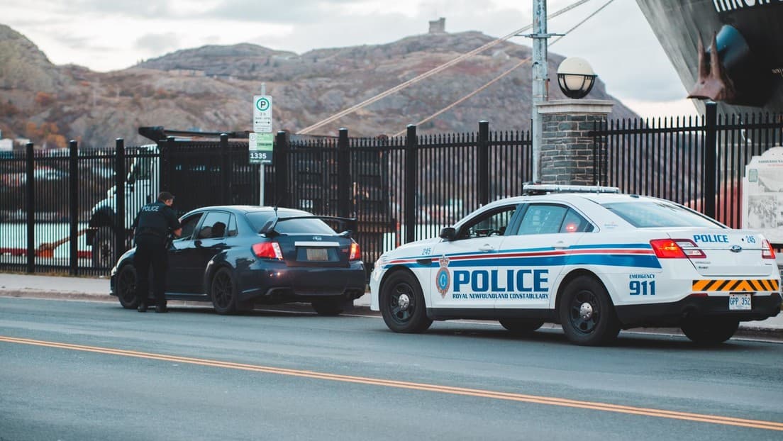 VIDEO: Se ahoga al tragarse bolsita de marihuana en retén, pero el policía le salva