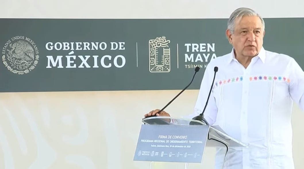 VIDEO: AMLO sobrevuela Tulum en en helicóptero, previo a su visita 'relámpago' al destino