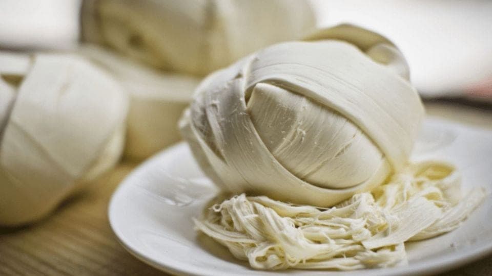 VIDEO: Policía roba quesos de su compañero en la misma agencia y las redes estallan