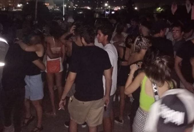 Policía clausura fiesta clandestina con 200 personas en casa de Playa del Carmen