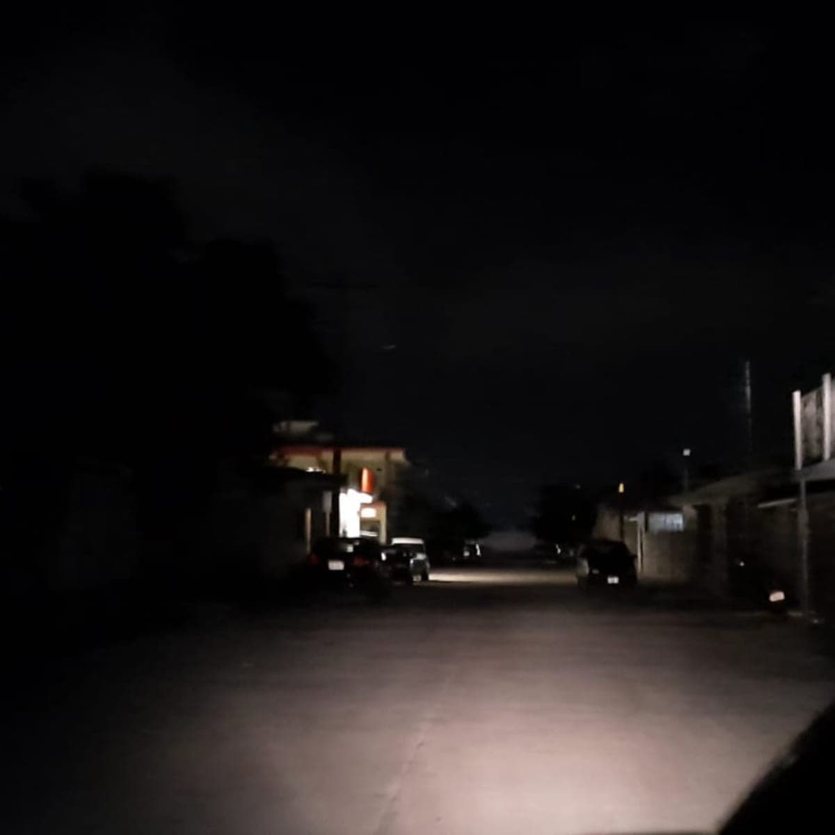 Vecinos de Cancún llevan más de 14 horas sin electricidad por explosión de transformador