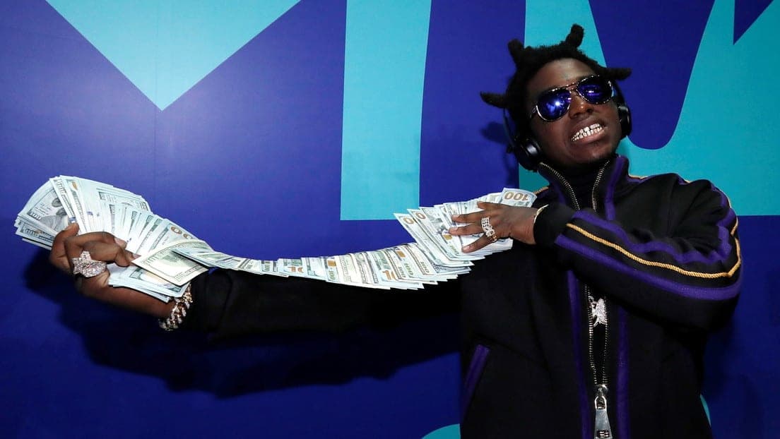 VIDEO: El rapero Kodak Black arroja al mar miles de dólares en billetes de 100 e incendia las redes