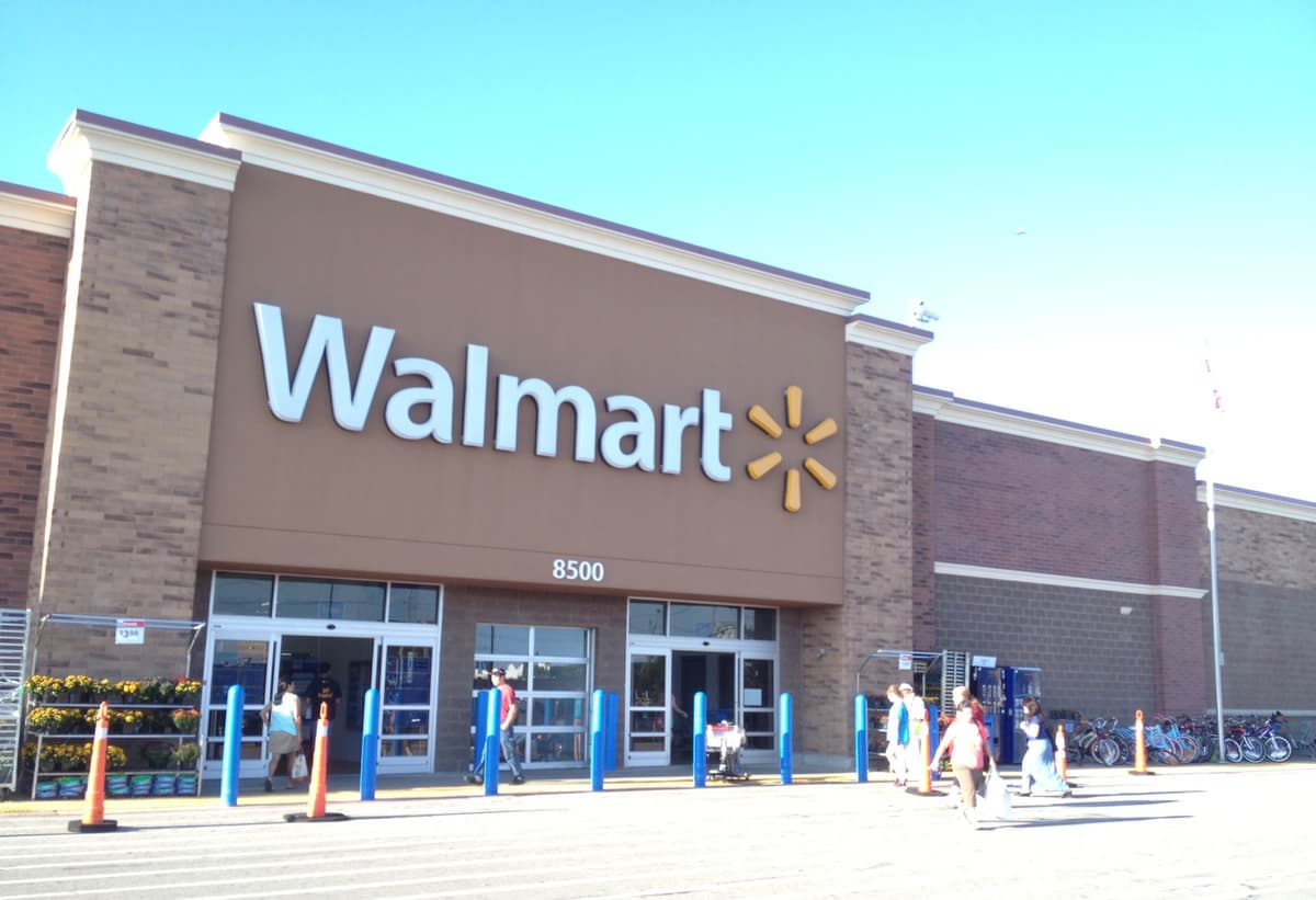 ¡Da marcha atrás! Walmart anuncia que reincorporará a adultos mayores empacadores