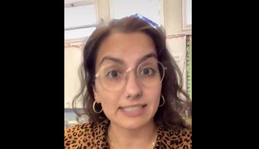 Investigan a maestra por obligar a sus alumnos a 'jurar lealtad' a la bandera LGBT+