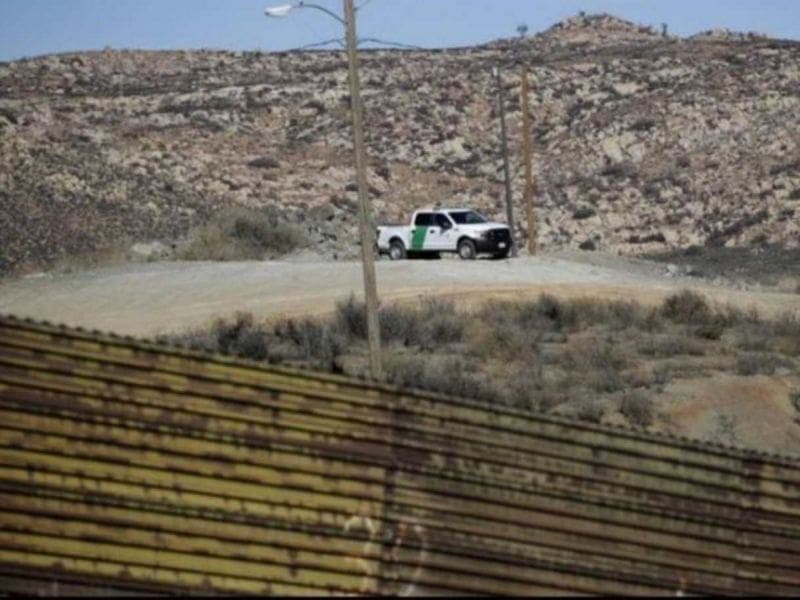 Agentes rescatan a menor de 3 años en el desierto de Arizona
