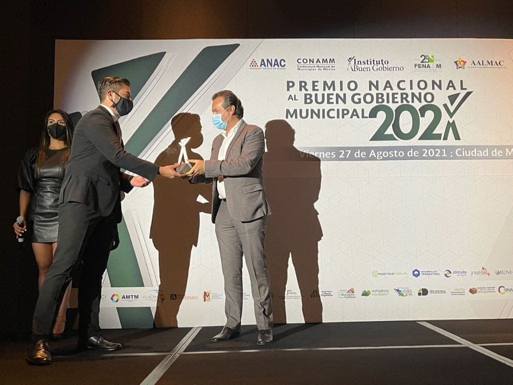 Pedro Joaquín recibe Premio Temático a Ciudades Resilientes 2021 por gestión en Cozumel