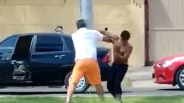 VIDEO: Supuesto limpiaparabrisas noquea a conductor en Sonora