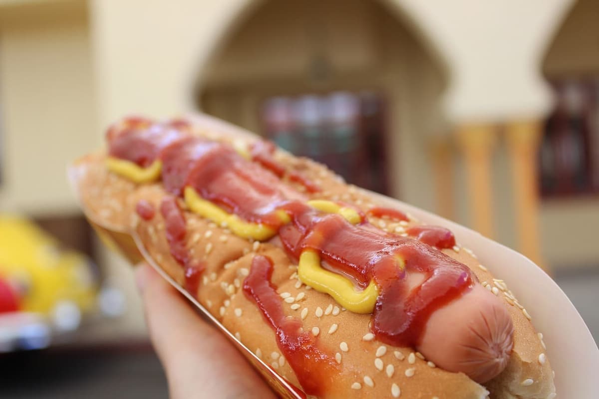 Hombre gana récord por comer 19 mil hotdogs, aseguran que está 'restando años a su vida'