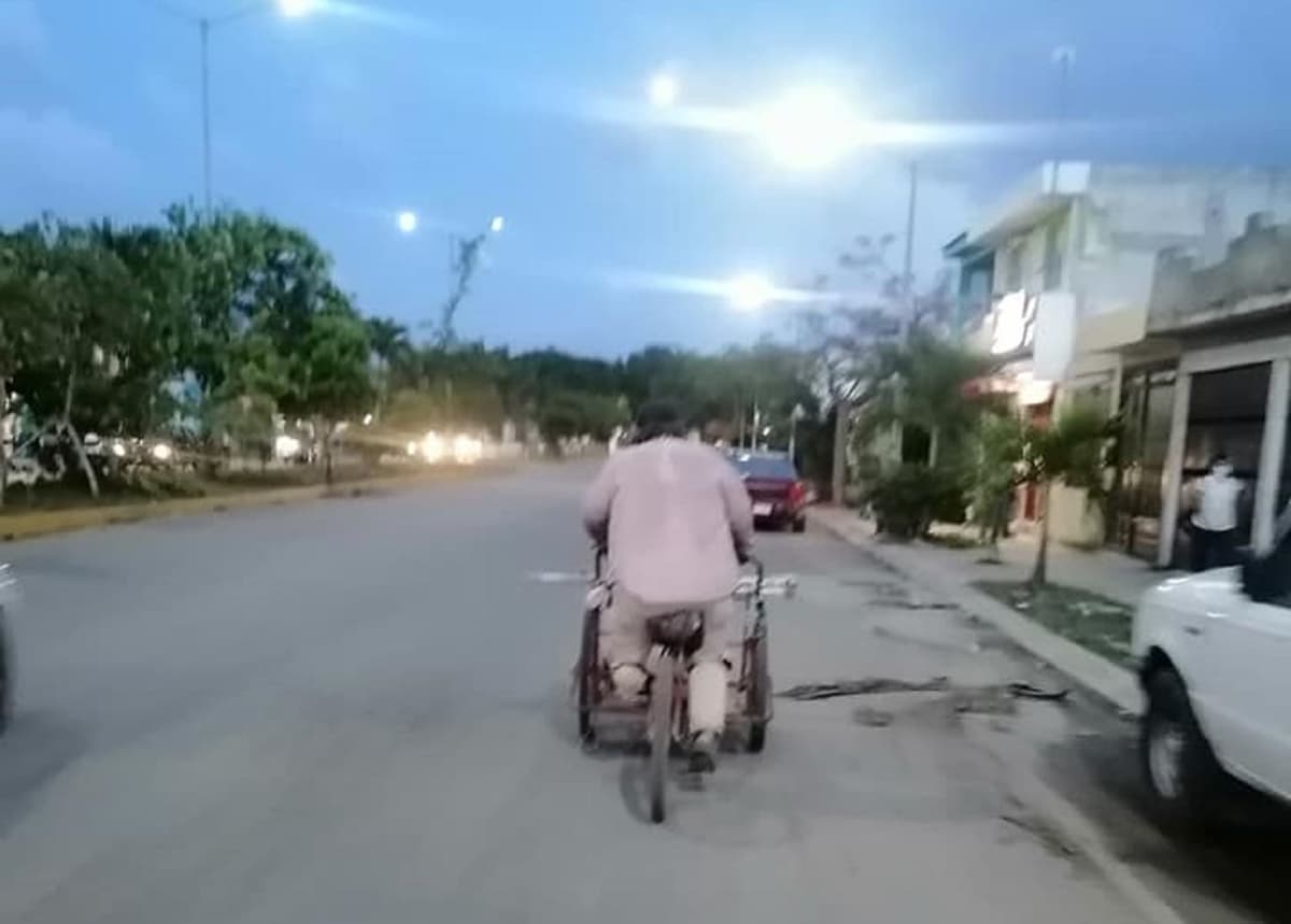 VIDEO: Triciclero saca de apuro a playense al ayudarlo con un flete y recibe una sorpresa