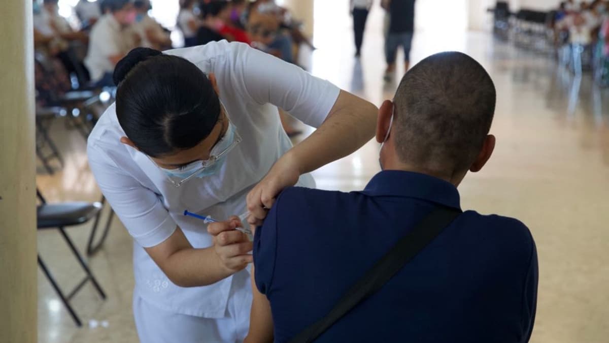 Reanudan segundas dosis contra la COVID-19 a personas de 40 a 49 años de edad