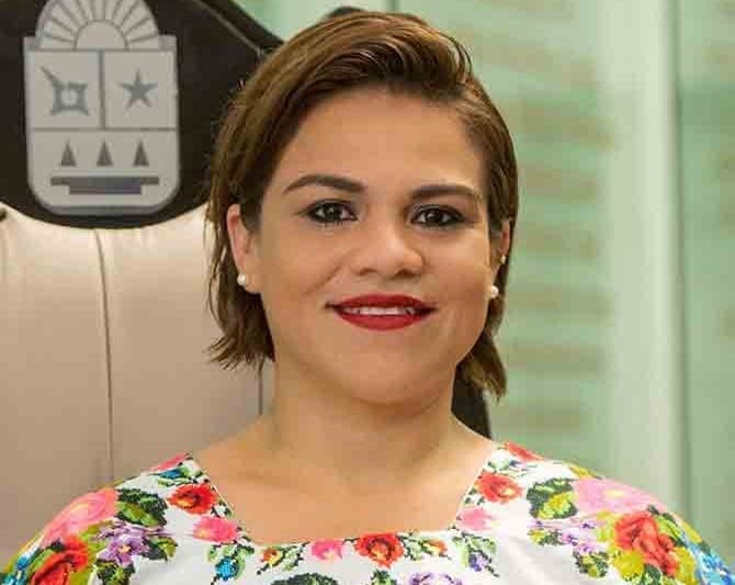 La metamorfosis de Reyna Durán, de Morena al azul donde es ahora fan de Mayuli Martínez