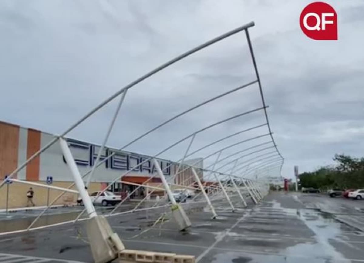 ¡NO AGUANTÓ NADA! Estructura para dar sombra a autos de Chedraui Velamar se colapsa en Playa del Carmen