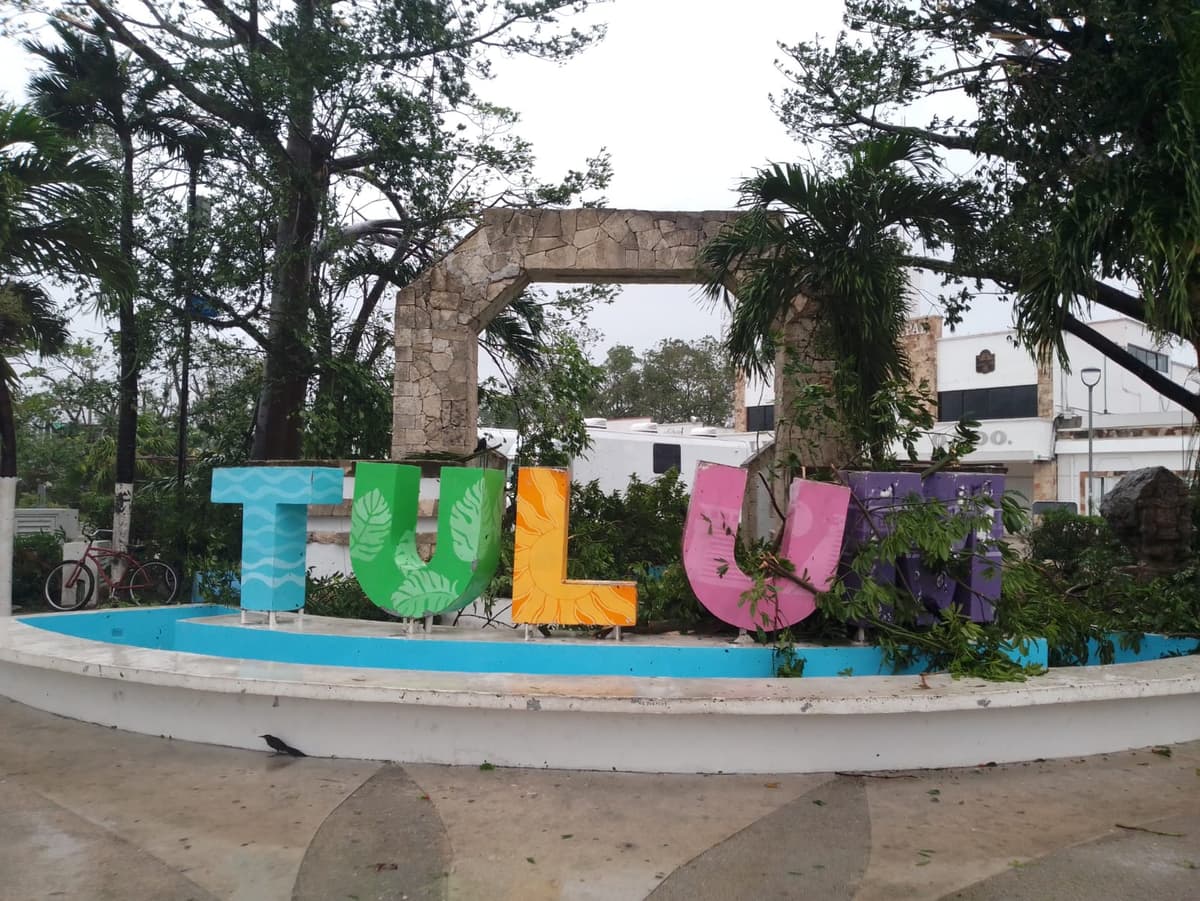 Tulum sin telefonía móvil y con postes caídos por 'Grace', municipio parcialmente incomunicado