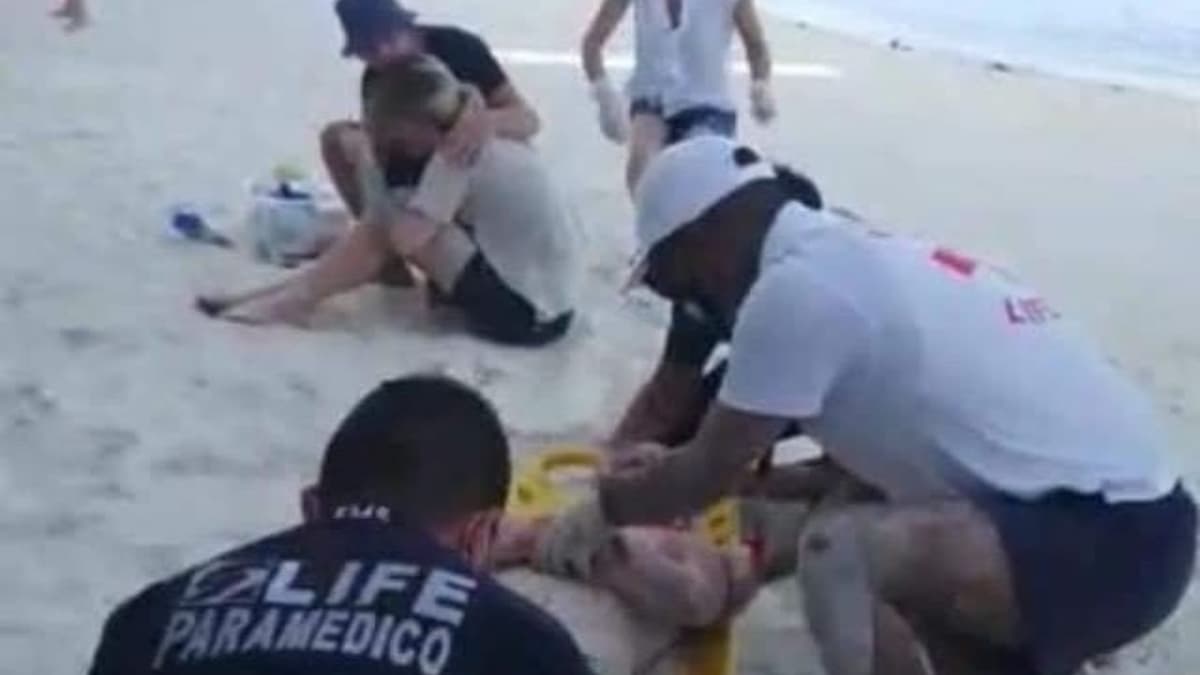 ¡ACCIDENTE! Cae turista desde un tercer nivel a la playa, en Cancún