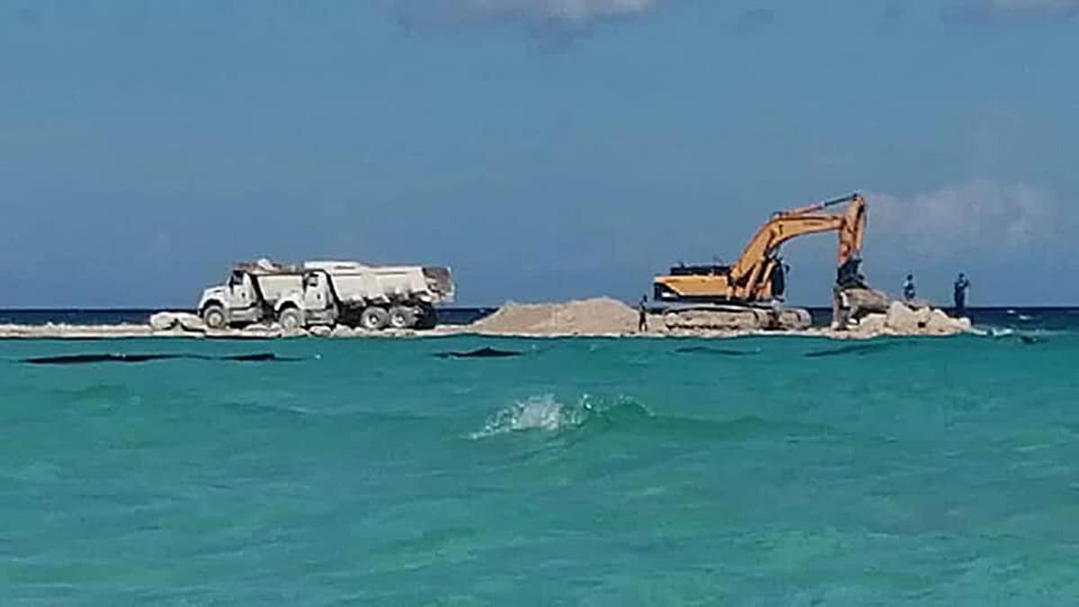 VIDEO: ¡Destruye Xcaret el lecho marino! vierten material para construir un muro en el mar